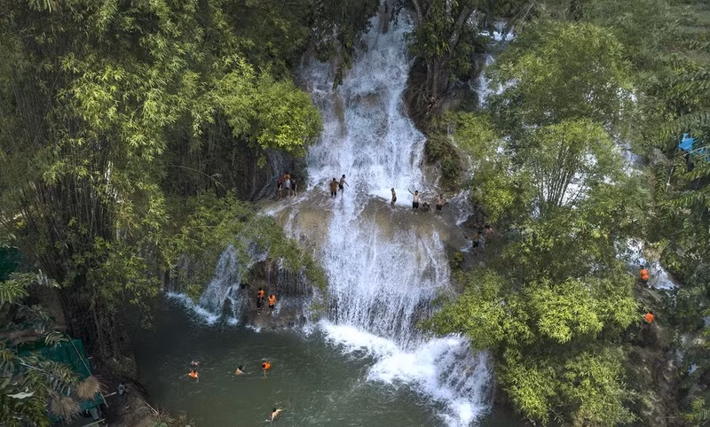 La belleza poética de la cascada de la Luna en el distrito de Tan Lac, Hoa Binh. La belleza poética de la cascada de la Luna en el distrito de Tan Lac, Hoa Binh.
