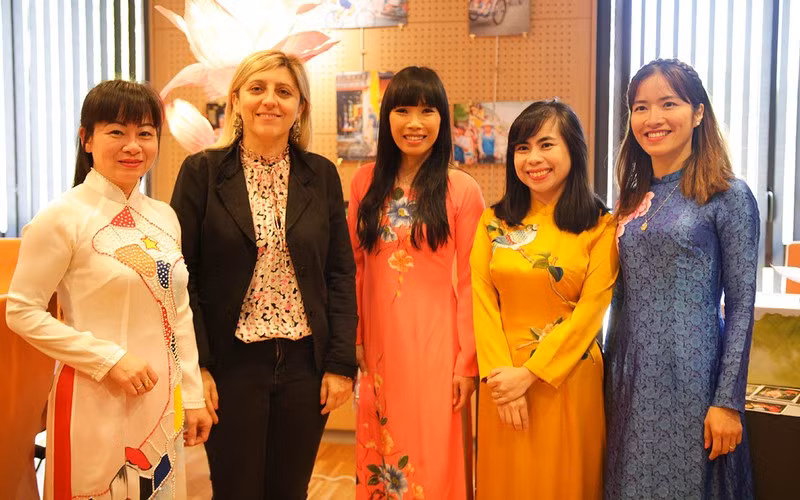 Elodie Le Floch, alcaldesa de la ciudad francesa de Kervignac, y Stephanie Do, diputada de la Asamblea Nacional de la región de Sena y Marne para el período 2017-2022, se toman una foto con los organizadores.