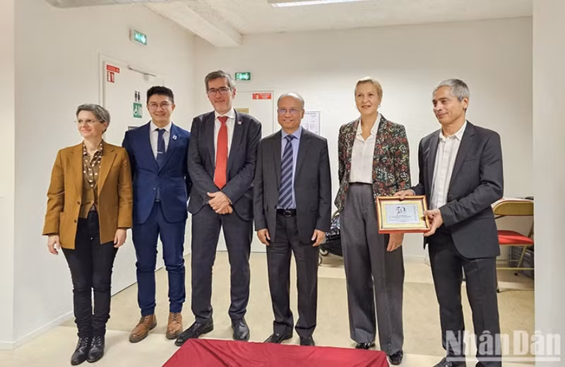 El embajador de Hanói en París, Dinh Toan Thang, y los amigos franceses. (Foto: Khai Hoan)