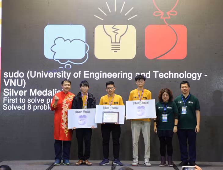 El equipo de la Universidad de Ingeniería y Tecnología de la Universidad Nacional de Vietnam en Hanoi recibe una medalla de plata. (Foto: Junta Organizadora del Campeonato ICPC Asia Pacífico)