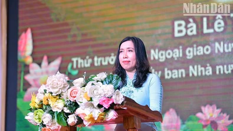 La viceministra de Relaciones Exteriores y jefa del Comité Estatal de Vietnamitas en el Extranjero, Le Thi Thu Hang, habla en la cita. La viceministra de Relaciones Exteriores y jefa del Comité Estatal de Vietnamitas en el Extranjero, Le Thi Thu Hang, habla en la cita.
