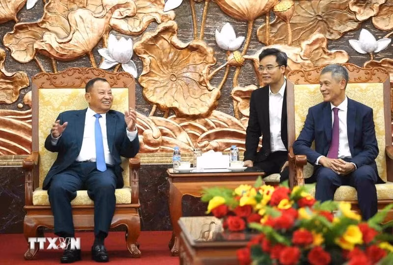El embajador de Vietnam en Camboya, Nguyen Minh Vu, da la bienvenida a los líderes y miembros de la Junta Permanente del PPC. (Foto: VNA)