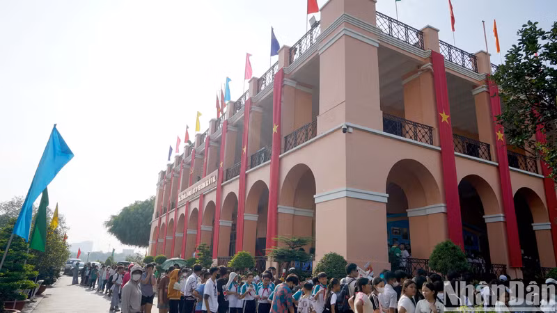[Foto] Visitan muelle de Nha Rong en los días de mayo