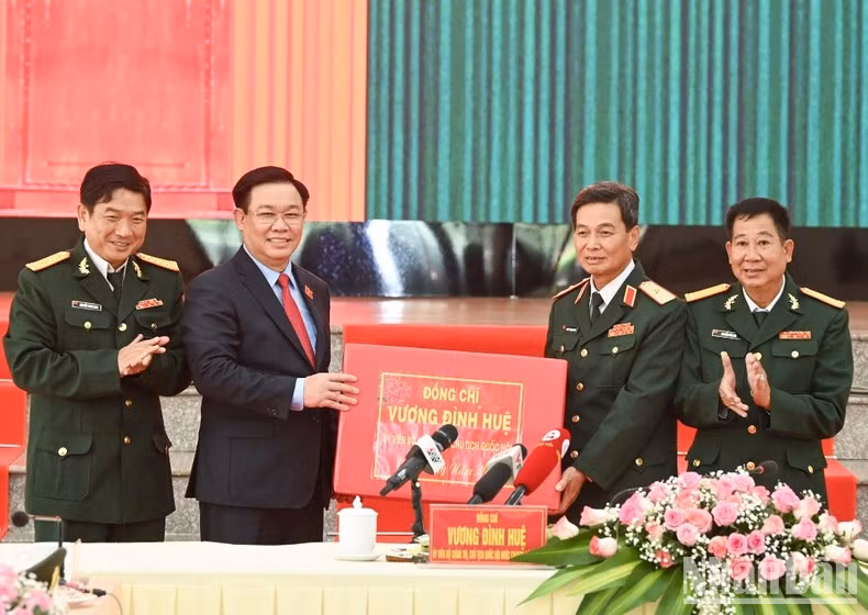 Dinh Hue entrega regalos del Tet al Alto Mando Militar provincial