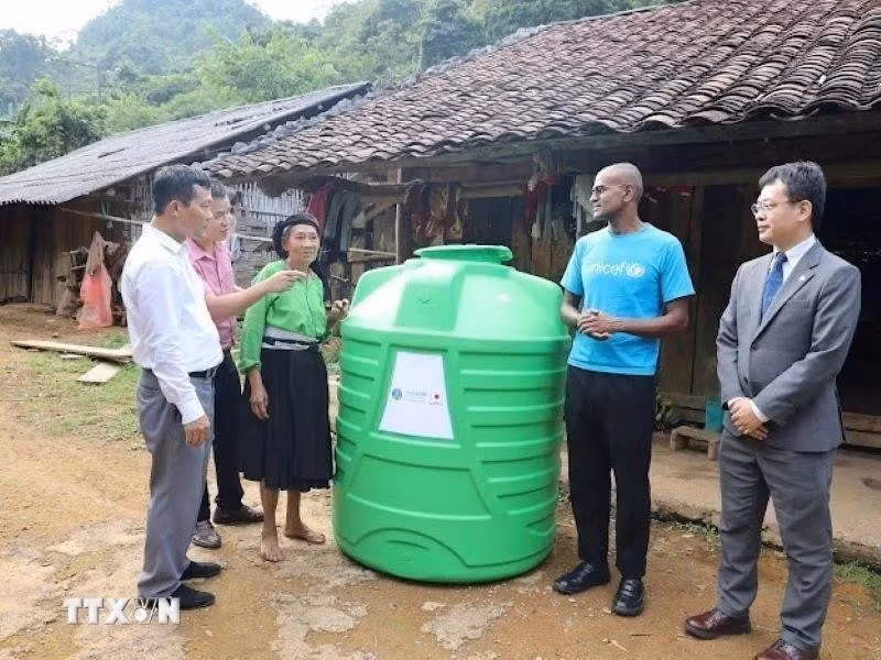 Representantes de UNICEF entregan tanques de agua para residentes de Cao Bang (Foto: VNA)