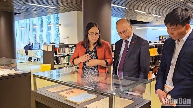 El embajador de Hanói en Paris, Dinh Toan Thang, visita la exposición. (Foto: KHAI HOAN)