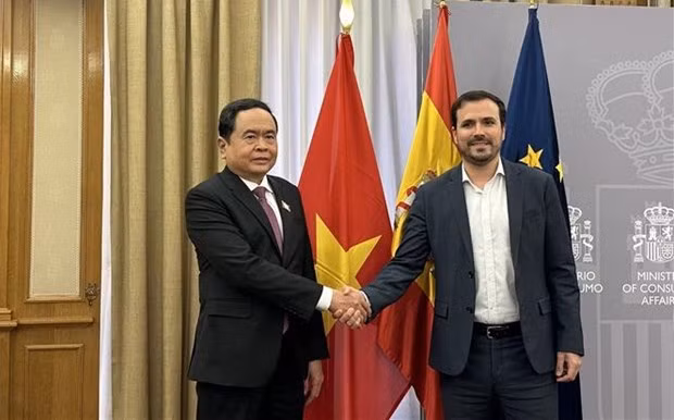 El vicepresidente permanente de la Asamblea Nacional de Vietnam, Tran Thanh Man, y el ministro de Consumo de España, Alberto Garzón (Foto: VNA)