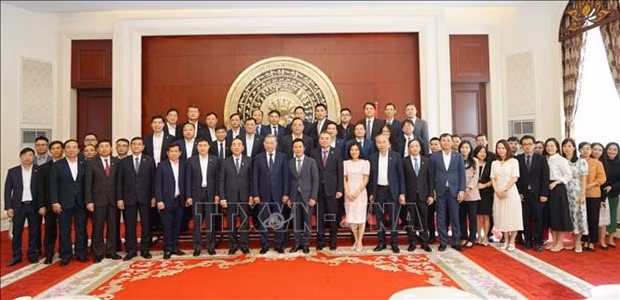 El ministro de Seguridad Pública de Vietnam, To Lam, se reúne con el personal de la Embajada de Vietnam en China. (Foto: VNA)