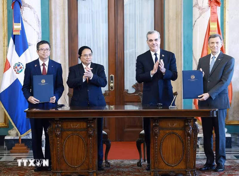 El primer ministro vietnamita, Pham Minh Chinh, y el presidente de la República Dominicana, Luis Abinader Corona, presencian la firma del Memorando de Entendimiento entre las Academias Diplomáticas de los dos países.