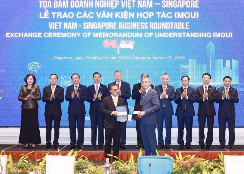 Vietnam Airlines coopera con la Compañía de ingeniería aeroespacial ST (SATS) en la terminal de carga del aeropuerto de Long Thanh. (Foto: VNA)
