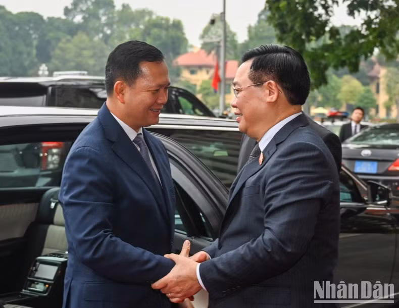 El presidente de la Asamblea Nacional vietnamita, Vuong Dinh Hue, recibe al premier camboyano, Samdech Hun Manet.