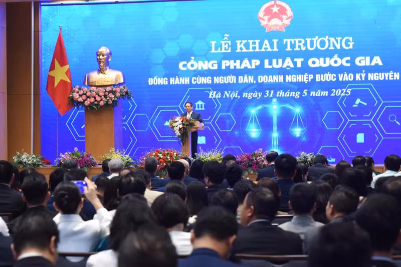 El primer ministro Pham Minh Chinh habla en la ceremonia de inauguración del Portal Nacional de Derecho (Foto: Nhan Dan)
