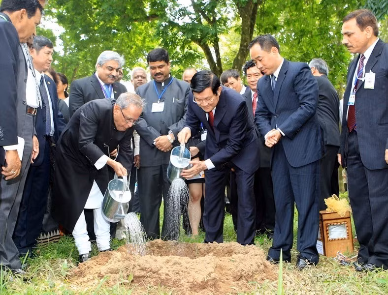El entonces presidente Truong Tan Sang y su homólogo de la India, Pranab Mukherjee, plantaron un árbol Bodhi en el complejo del Monumento al Presidente Ho Chi Minh en el Palacio Presidencial (15 de septiembre de 2014).