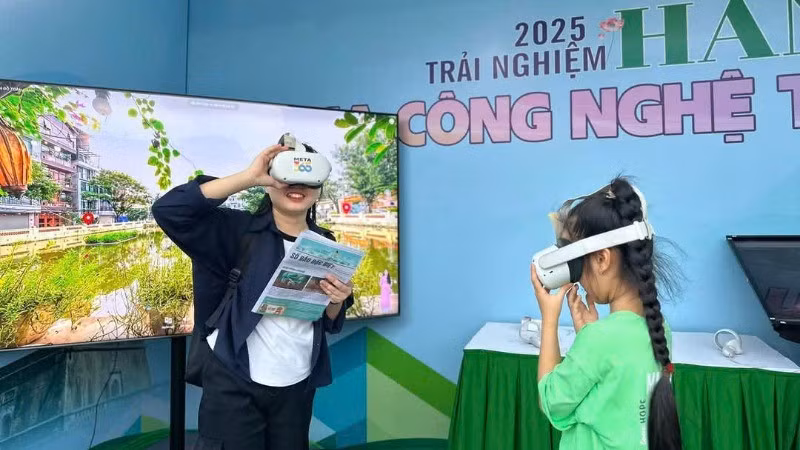 Los visitantes experimentan la realidad virtual para explorar Hanói.