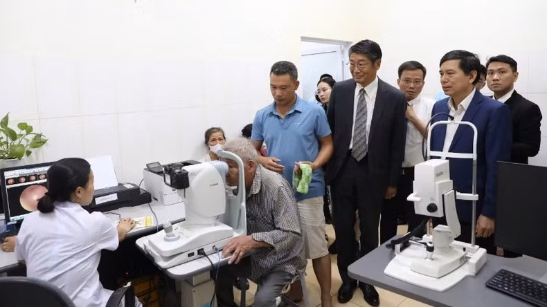 Los asistentes visitan la clínica. (Foto: Embajada de Japón en Vietnam)