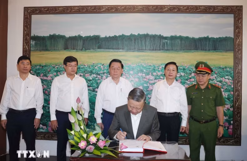 El secretario general del Partido Comunista de Vietnam, To Lam, firma en el libro de visitas de la zona conmemorativa.
