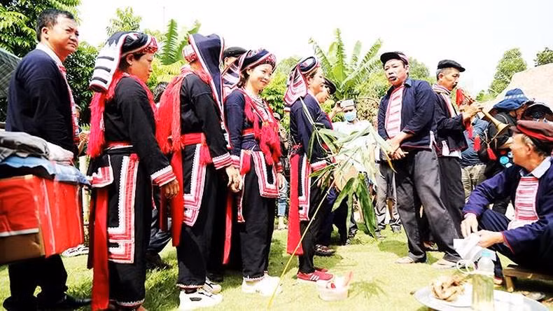 Con el consentimiento de la familia de la novia, la procesión parte de la casa de la novia a la del novio. Con el consentimiento de la familia de la novia, la procesión parte de la casa de la novia a la del novio.