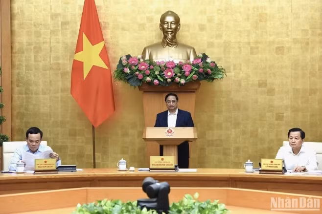 El primer ministro Pham Minh Chinh dirige la reunión.