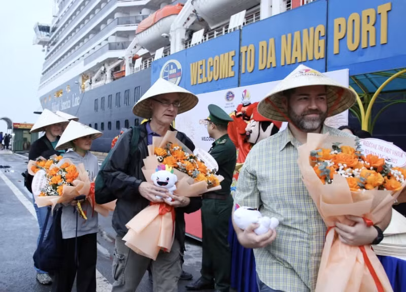 Casi dos mil turistas de nacionalidades europeas y americanas llegaron a bordo del crucero Noordam (Foto: VNA)