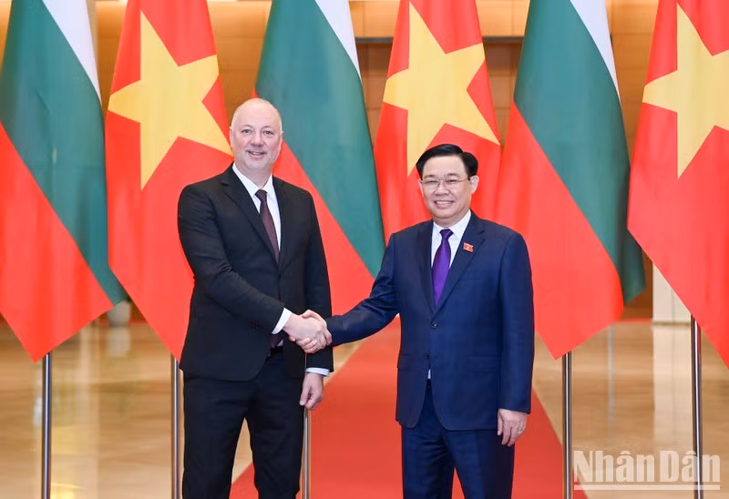 El presidente de la AN vietnamita, Vuong Dinh Hue, y su par de Bulgaria, Rossen Dimitrov Jeliazkov, en la ceremonia de bienvenida.