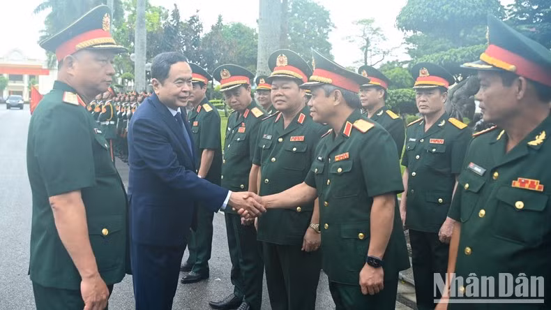 El presidente de la Asamblea Nacional de Vietnam, Tran Thanh Man y representantes del Comando de la Región Militar 3 (Foto: Nhan Dan)