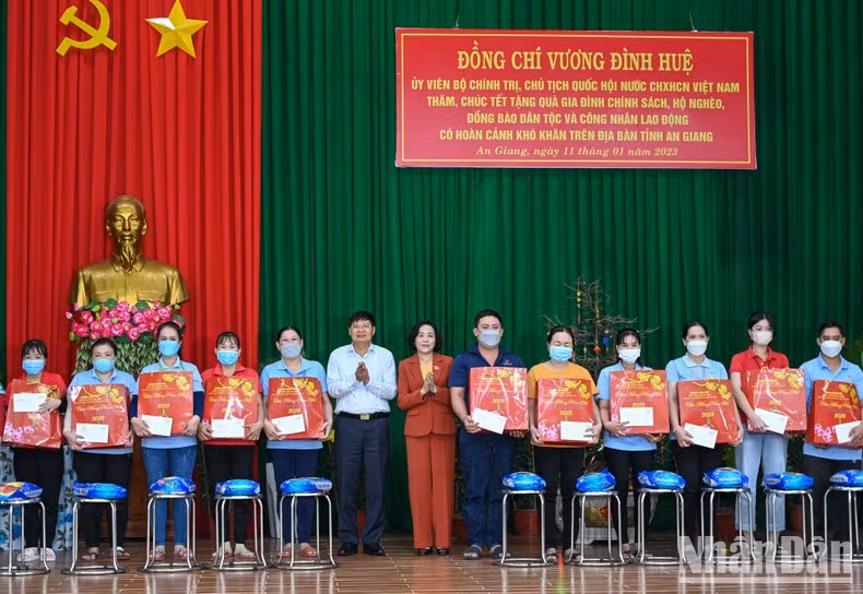 La jefa de la Comisión de Asuntos sobre Diputados del Parlamento, Nguyen Thi Thanh, y el vicepresidente de la Confederación General del Trabajo de Vietnam, Phan Van Anh, entregan regalos a los necesitados.