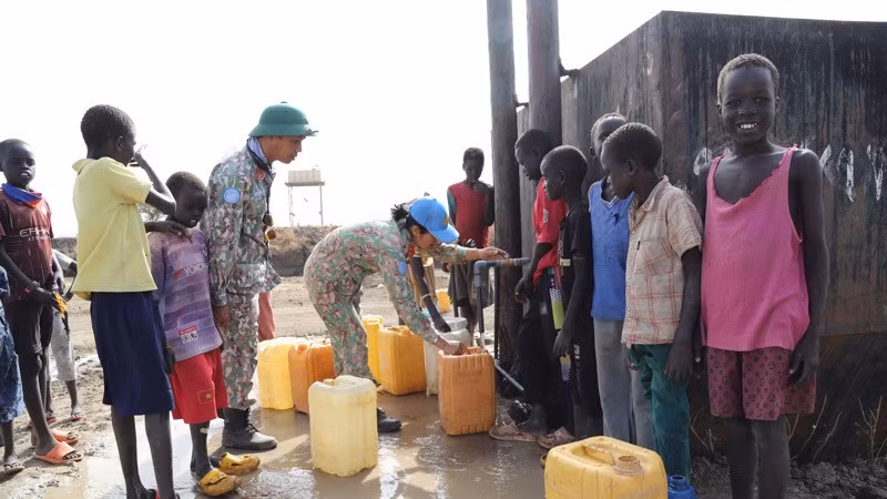Oficiales del Cuerpo de Ingenieros del Ejército de Vietnam guían a los residentes para conseguir agua potable.