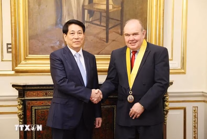 El alcalde de la ciudad de Lima, Rafael López, recibe al presidente vietnamita, Luong Cuong.