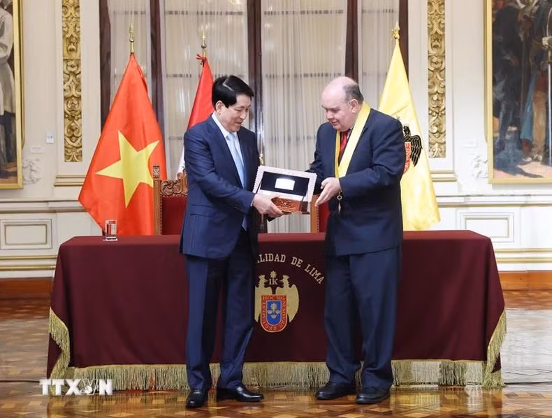 El alcalde de la ciudad de Lima, Rafael López, entrega las llaves de la ciudad de Lima al presidente vietnamita, Luong Cuong.