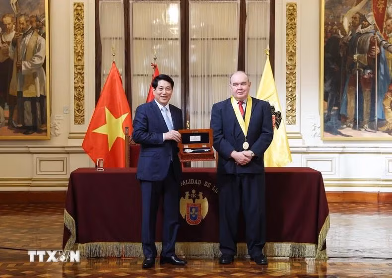 El alcalde de la ciudad de Lima, Rafael López, entrega las llaves de la ciudad de Lima al presidente vietnamita, Luong Cuong.