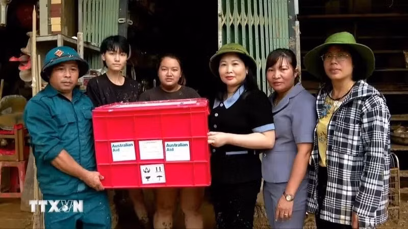 La vicepresidenta del Comité Popular de la provincia de Yen Bai, Vu Thi Hien, entrega apoyos del gobierno australiano a los pueblos de la comuna de Hong Ha el 13 de septiembre (Foto: VNA)