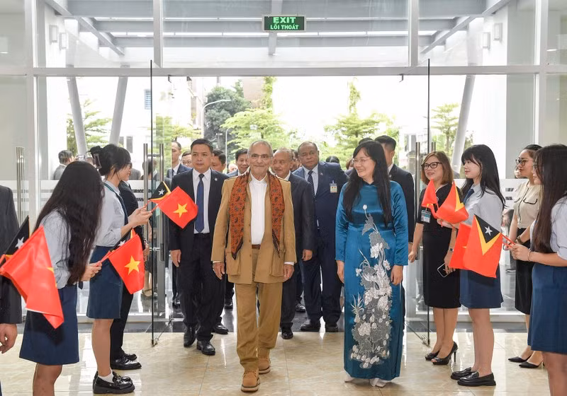 Los profesores y estudiantes de la Academia Diplomática de Vietnam dan la bienvenida al presidente de Timor Oriental, José Ramos-Horta. Los profesores y estudiantes de la Academia Diplomática de Vietnam dan la bienvenida al presidente de Timor Oriental, José Ramos-Horta.