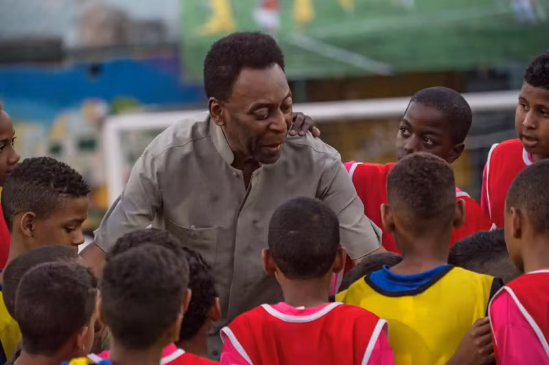 De 1995 a 1998 Pelé se desempeñó como ministro de Deportes en Brasil. En la foto, con jóvenes jugadores en la inauguración de un campo de fútbol en Mineira, favela de la ciudad de Río de Janeiro, en 2014. (Fotografía: Yasuyoshi Chiba/AFP/Getty Images)