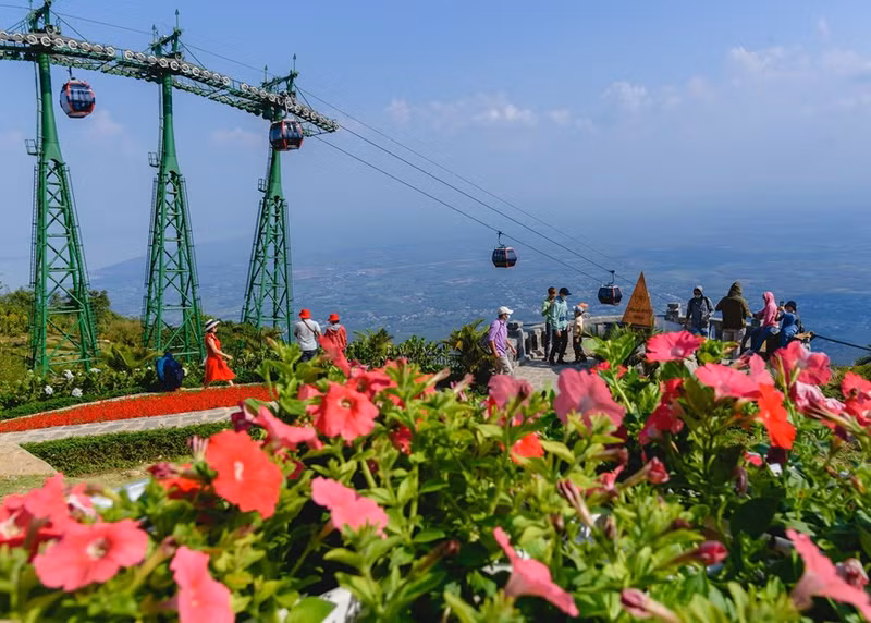 La cima de la montaña de Ba Den cubierta con numerosas flores