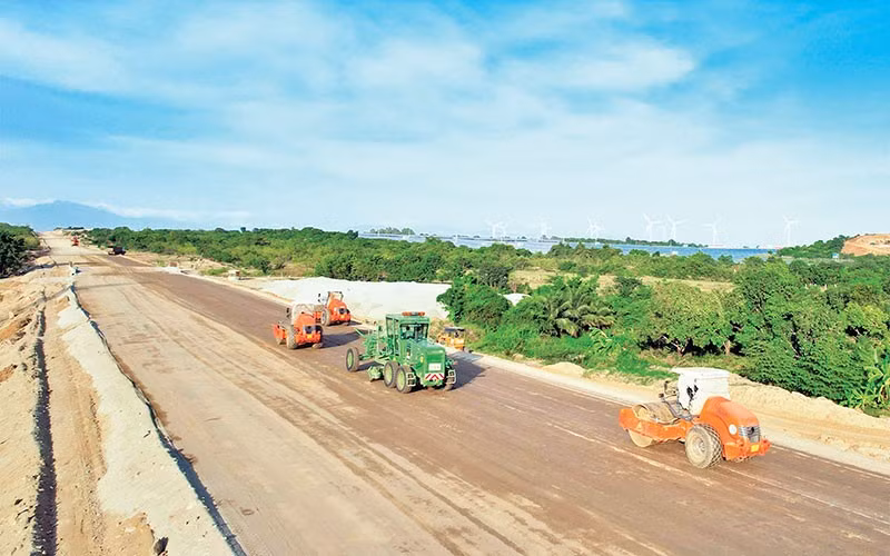 La construcción de la autopista Cam Lam-Vinh Hao. (Fotografía: Nam Hai)