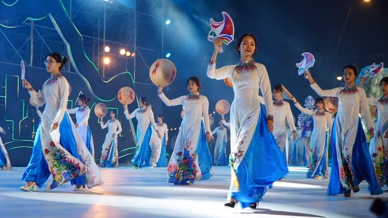 Desfile de Ao Dai (túnica tradicional vietnamita) en el Carnaval.