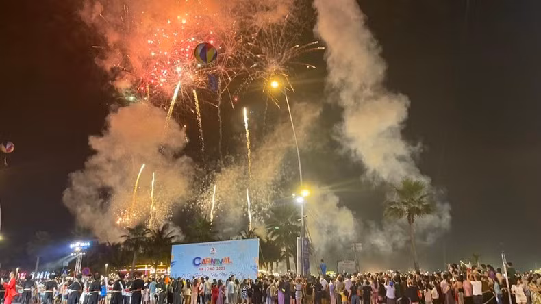 Un espectáculo de fuegos artificiales terrestres en el evento.