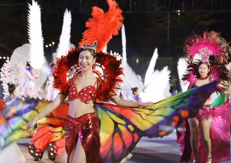 Artistas y bailarines en bailes de samba.