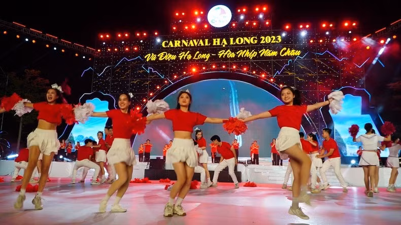 Una actuación artística en la ceremonia de apertura del Carnaval Ha Long 2023.