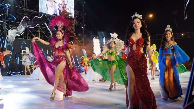 Las reinas de belleza en la atmósfera bulliciosa y vibrante del Carnaval Ha Long 2023.