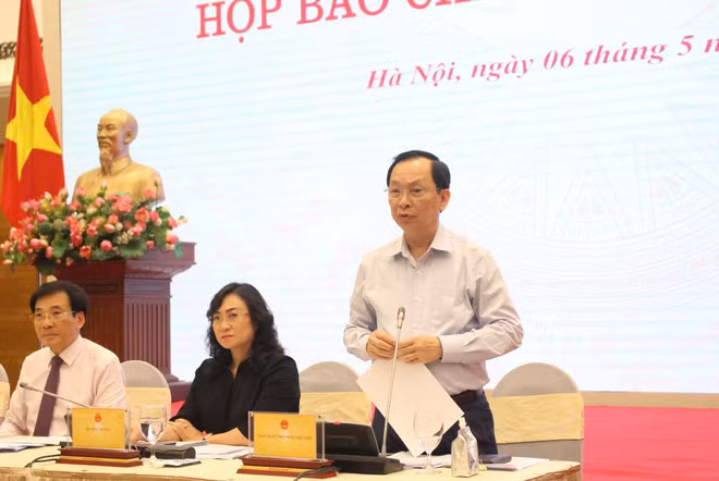 El vicegobernador del Banco Estatal de Vietnam, Dao Minh Tu, en la rueda de prensa ordinaria del Gobierno del mes de abril. (Foto: VNA)