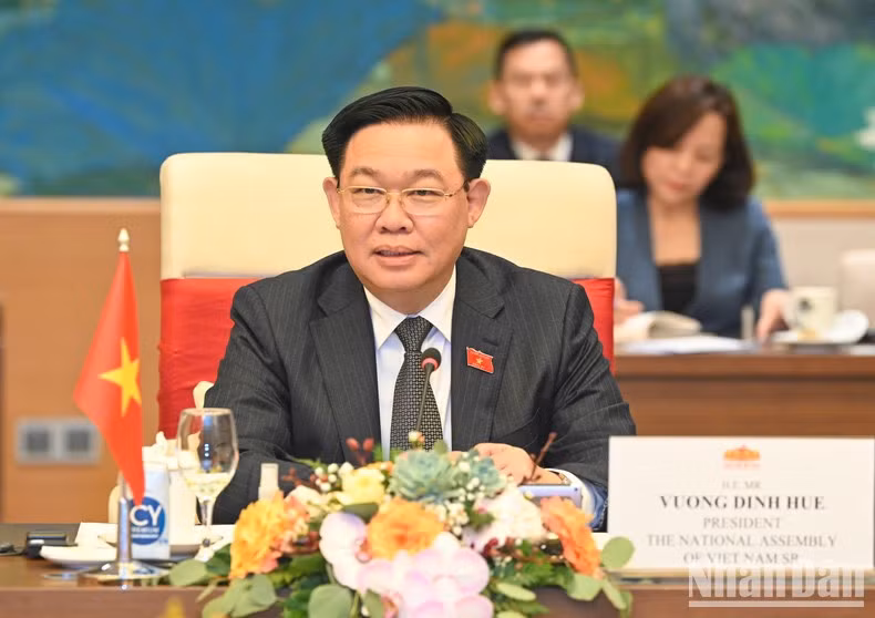 El titular del Parlamento vietnamita, Vuong Dinh Hue, habla en el acto.
