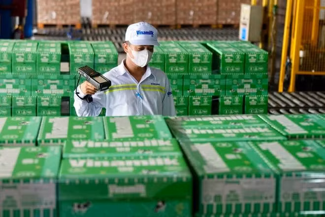 El personal de Vinamilk verifica el código QR para rastrear el origen de los lotes de productos en el almacén. (Foto: Internet)