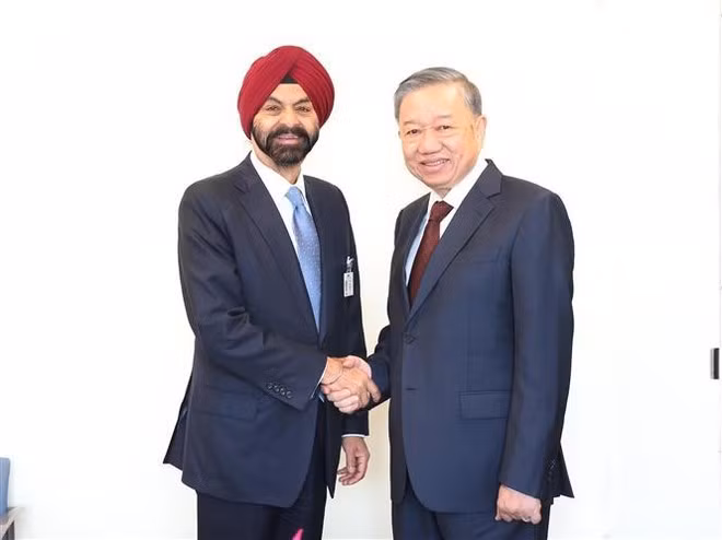 El secretario general del Partido Comunista de Vietnam, To Lam (en la derecha) y el presidente del Banco Mundial, Ajay Banga. (Foto: VNA)
