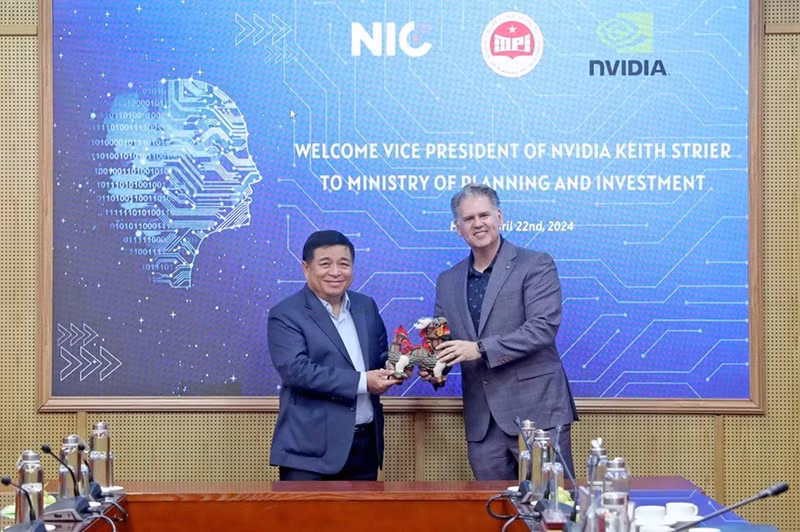 El ministro de Planificación e Inversión de Vietnam, Nguyen Chi Dung (izquierda), y Keith Strier, vicepresidente de NVIDIA. (Foto: VNA)
