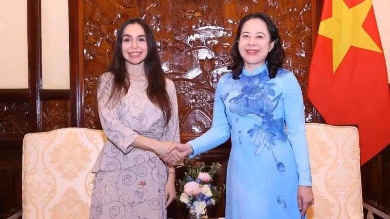 La vicepresidenta vietnamita Vo Thi Anh Xuan (derecha) recibe a Leyla Aliyeva, subjefa de la Fundación Heydar Aliyev (Foto: VNA)