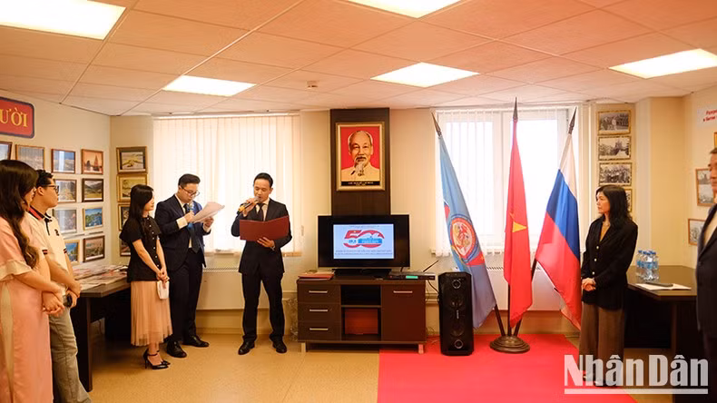 El presidente de la Asociación de vietnamitas en la provincia de Sverdlovsk, Le Thanh Do, habla en la cita. El presidente de la Asociación de vietnamitas en la provincia de Sverdlovsk, Le Thanh Do, habla en la cita.