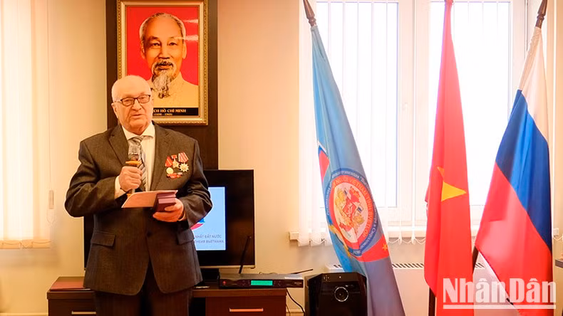 Valery Skoryak, oficial de la fuerza aérea rusa que trabajó en Vietnam en la década de 1970 en el campo de batalla de Quang Tri. Valery Skoryak, oficial de la fuerza aérea rusa que trabajó en Vietnam en la década de 1970 en el campo de batalla de Quang Tri.