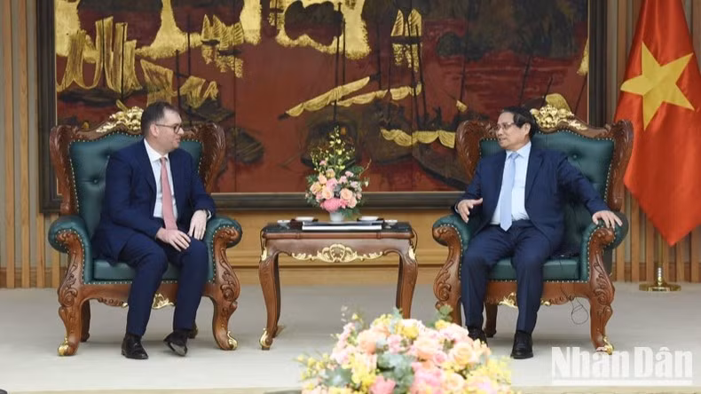 rimer ministro Pham Minh Chinh (derecha) recibe a Charles James Boyd Bowman, director general del proyecto de la Organización Trump en Vietnam (Foto: Nhan Dan)