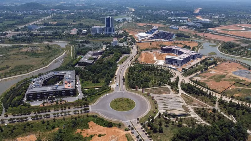 En el Parque de alta tecnología Hoa Lac, hay muchas grandes empresas y corporaciones en Vietnam con instalaciones de capacitación, producción, investigación y desarrollo, como Viettel, Vingroup, FPT y VNPT.